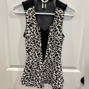 Julia size small fitted leopard sleeveless top shirt